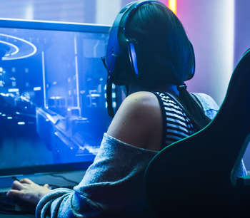 אישה גיימרית משחקת במחשב